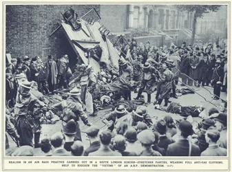 Realismo em uma prática de ataque aéreo realizada em um subúrbio ao sul de Londres, de The Illustrated War News, publicado em 8 de novembro de 1939